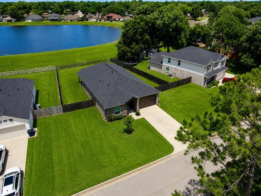 307 Twin Lakes Blvd West, West Columbia, TX 77486