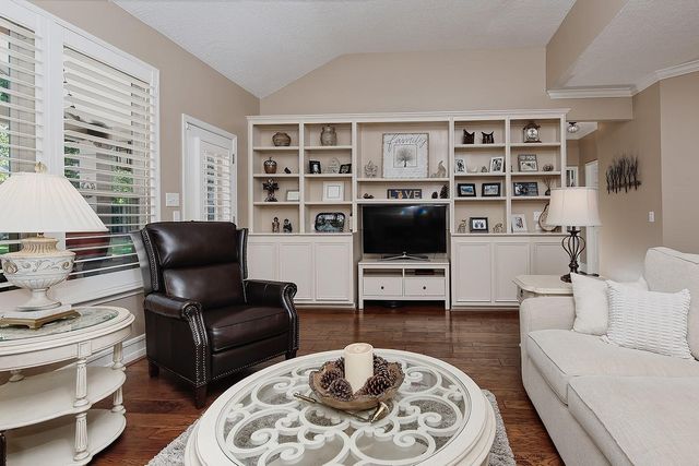 23 E Summer Storm Circle, The Woodlands, TX 77381