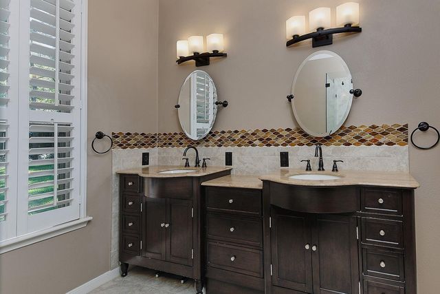 23 E Summer Storm Circle, The Woodlands, TX 77381