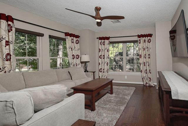 23 E Summer Storm Circle, The Woodlands, TX 77381