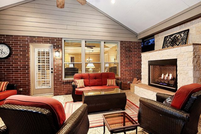 23 E Summer Storm Circle, The Woodlands, TX 77381