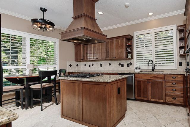 23 E Summer Storm Circle, The Woodlands, TX 77381