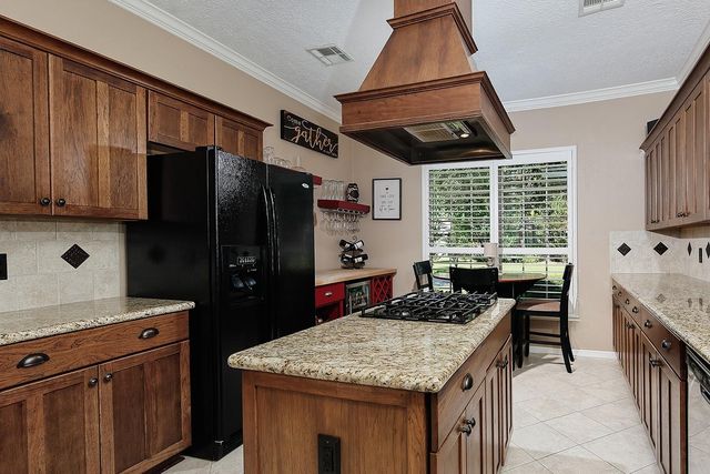 23 E Summer Storm Circle, The Woodlands, TX 77381