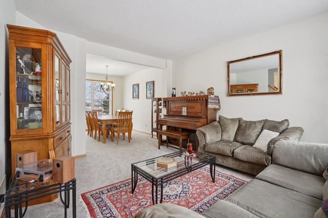 3913 Oxford Drive, Woodbury, MN 55125