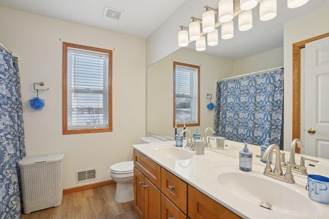 3913 Oxford Drive, Woodbury, MN 55125