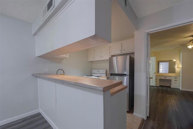 5151 Richmond Avenue 204, Houston, TX 77056