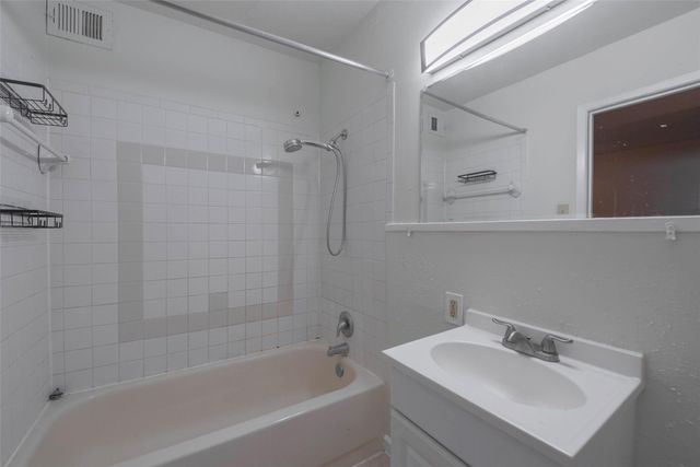 5151 Richmond Avenue 204, Houston, TX 77056