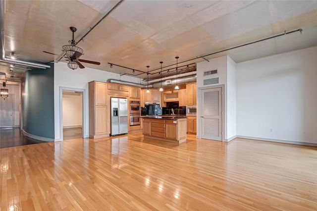 1616 Fountain View Drive 407, Houston, TX 77057