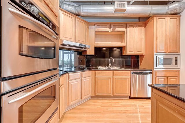 1616 Fountain View Drive 407, Houston, TX 77057