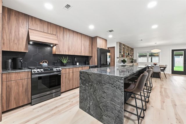 6906 Lunar DR, Austin, TX 78745