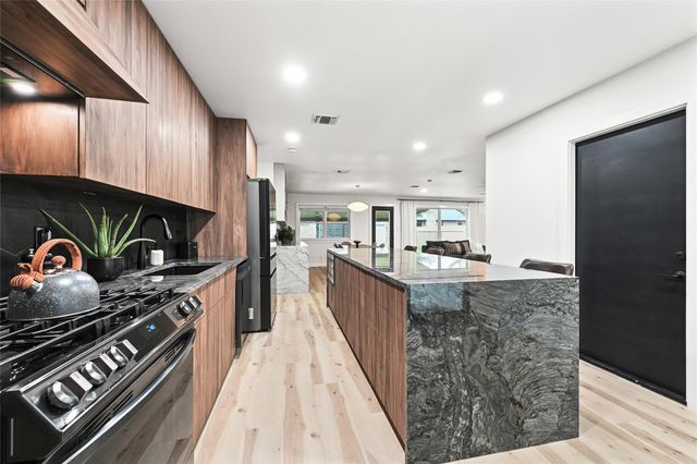 6906 Lunar DR, Austin, TX 78745