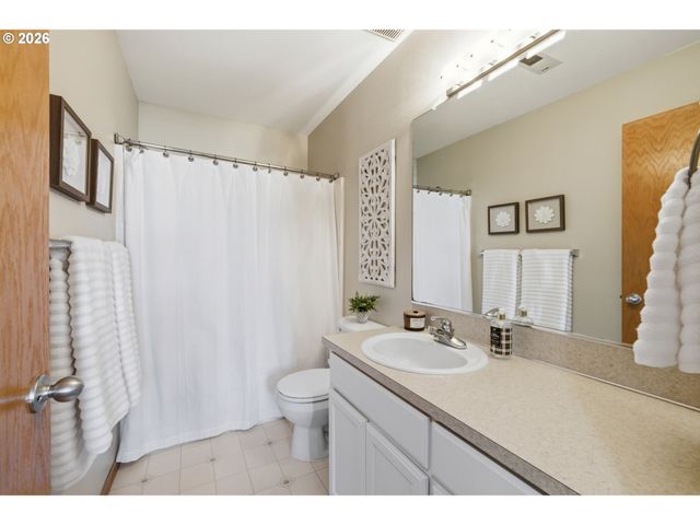 2320 Nw MEADOWS Dr, Mc Minnville, OR 97128