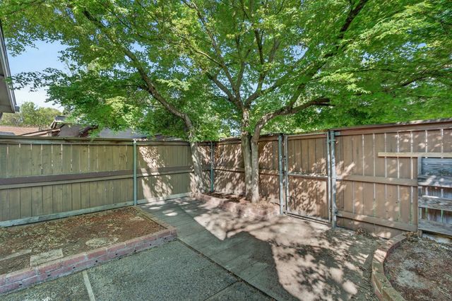 8187 La Riviera Dr, Sacramento, CA 95826