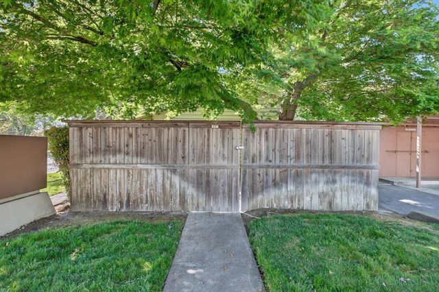 8187 La Riviera Dr, Sacramento, CA 95826