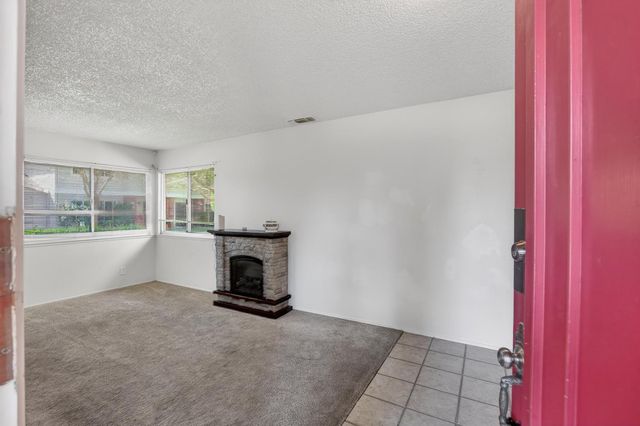 8187 La Riviera Dr, Sacramento, CA 95826