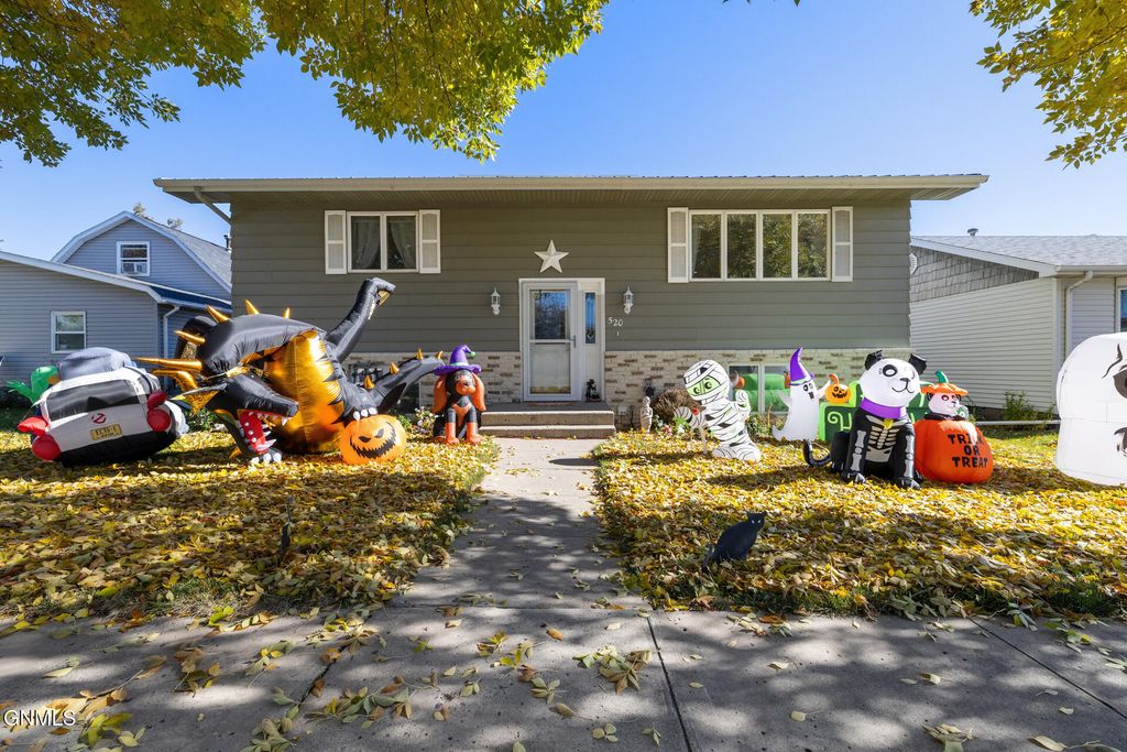 520 9th Avenue W, Williston, ND 58801 photo 2
