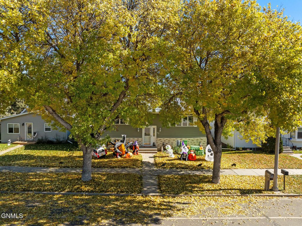 520 9th Avenue W, Williston, ND 58801 photo 3