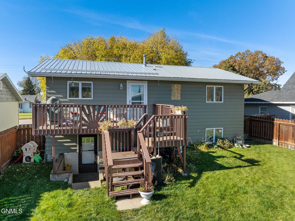 520 9th Avenue W, Williston, ND 58801 photo 4