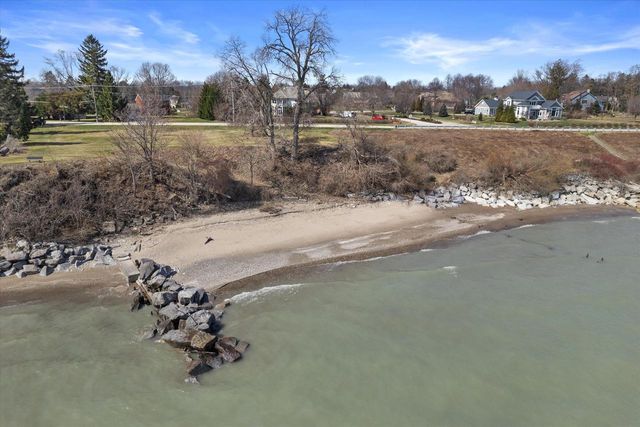 130 Lamplighter LANE, Wind Point, WI 53402