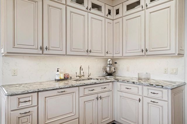 130 Lamplighter LANE, Wind Point, WI 53402