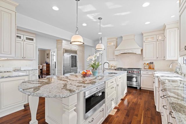 130 Lamplighter LANE, Wind Point, WI 53402