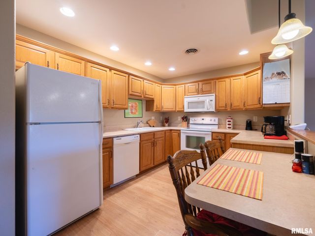 2726 GREENWAY Drive, Pekin, IL 61554