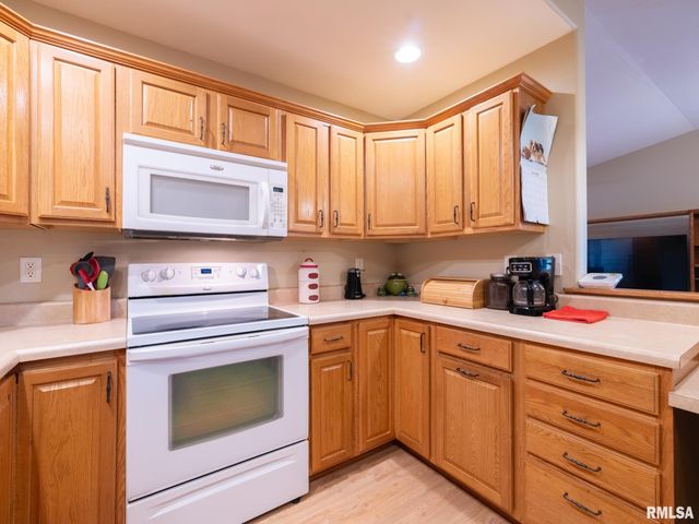 2726 GREENWAY Drive, Pekin, IL 61554