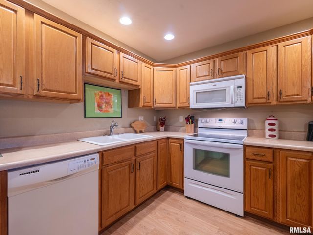 2726 GREENWAY Drive, Pekin, IL 61554