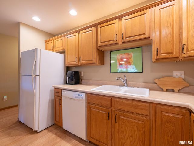 2726 GREENWAY Drive, Pekin, IL 61554