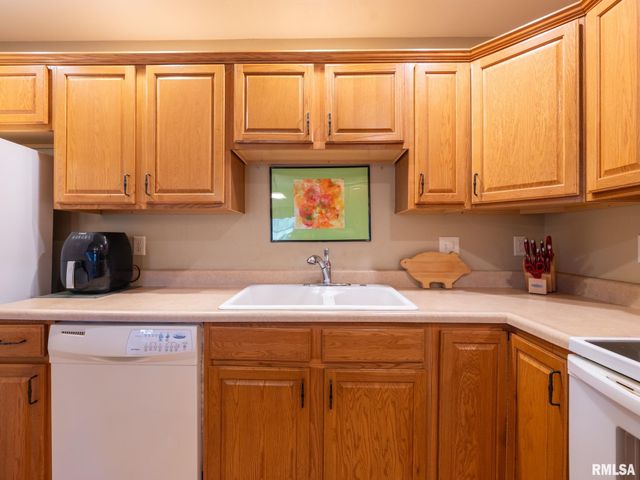 2726 GREENWAY Drive, Pekin, IL 61554
