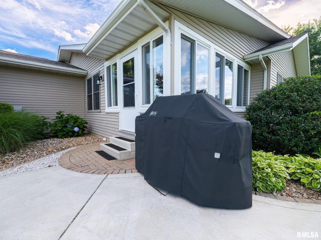 2726 GREENWAY Drive, Pekin, IL 61554