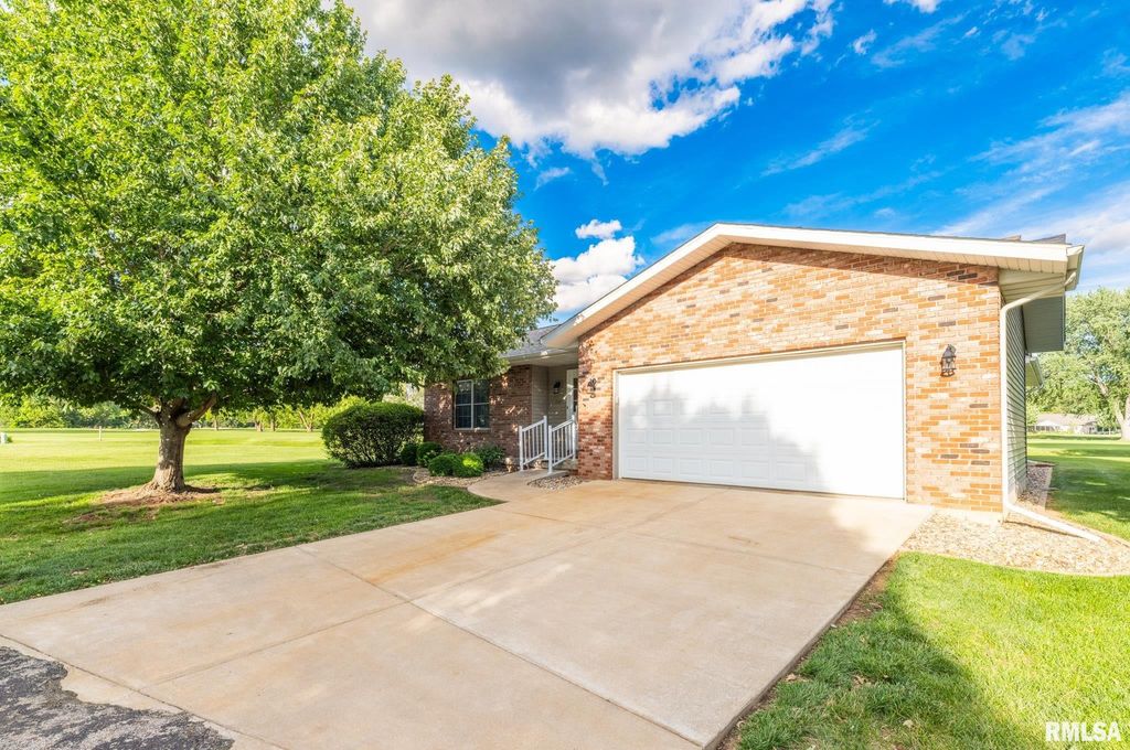 2726 GREENWAY Drive, Pekin, IL 61554