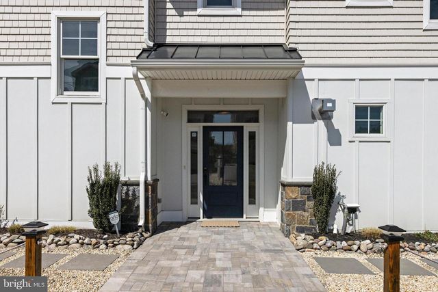 22 S 1ST ST, Surf City, NJ 08008