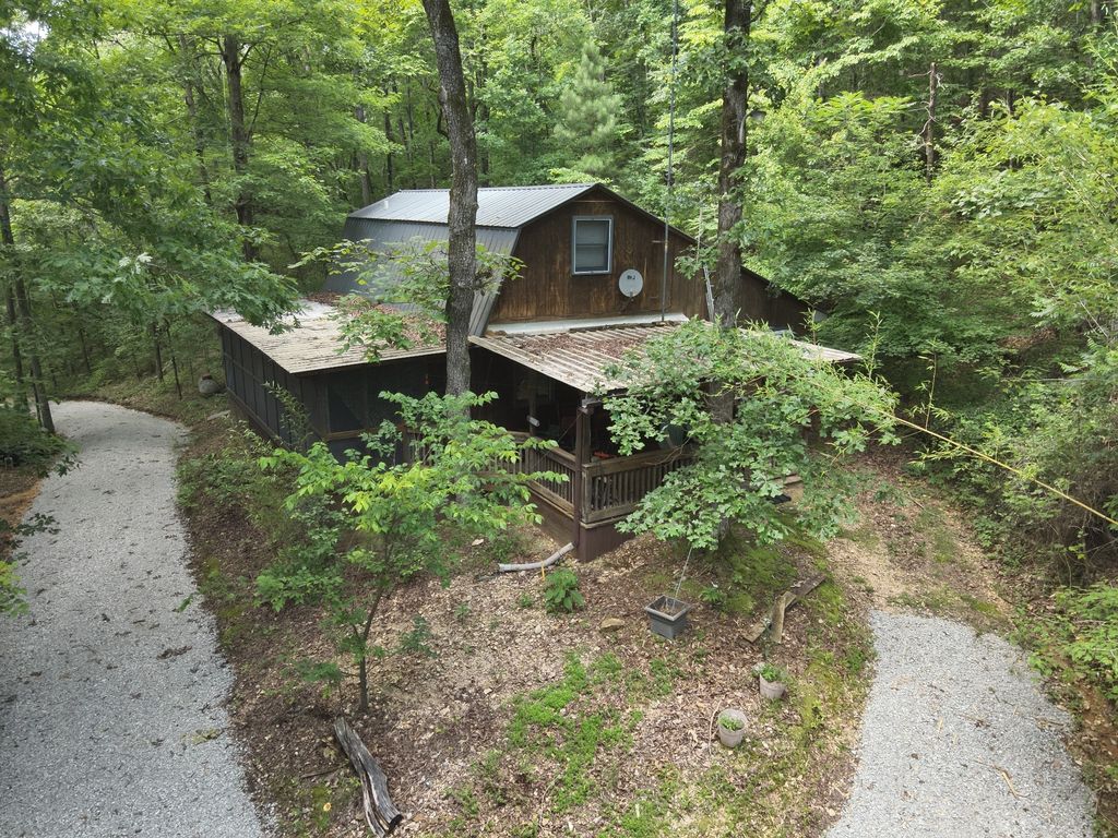 2664 Pineview Rd, Lobelville, TN 37097