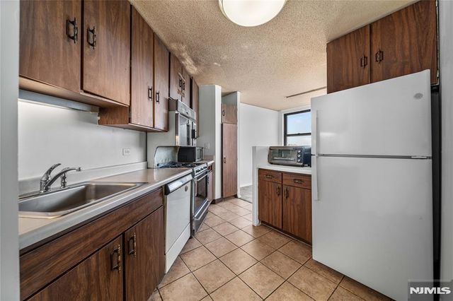 7004 Boulevard East 25A, Guttenberg, NJ 07093