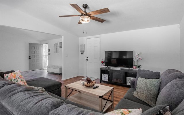 2564 Crescent Avenue, Clovis, CA 93612
