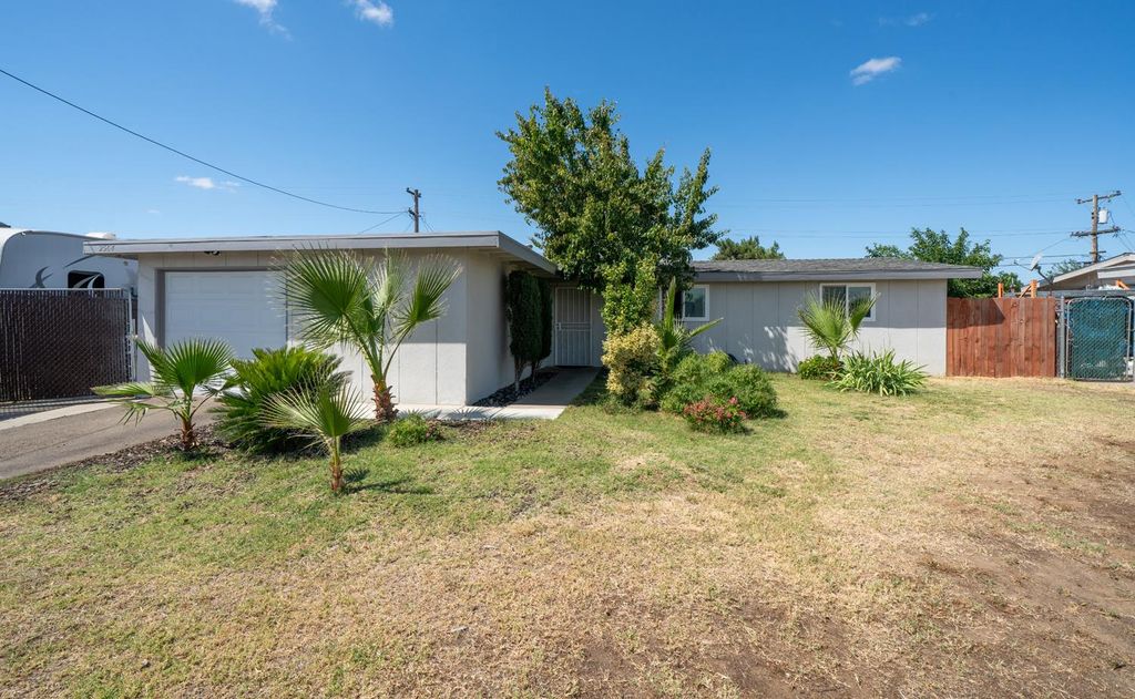 Image 1 of property listing at 2564 Crescent Avenue, Clovis, CA 93612