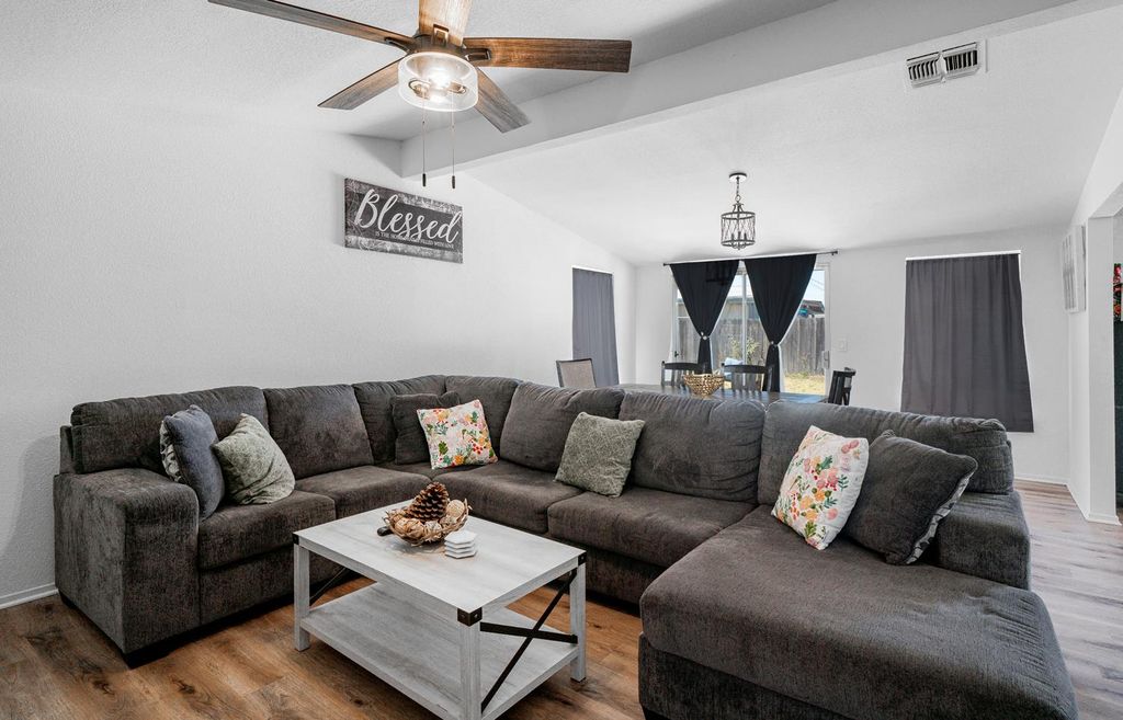 Image 10 of property listing at 2564 Crescent Avenue, Clovis, CA 93612