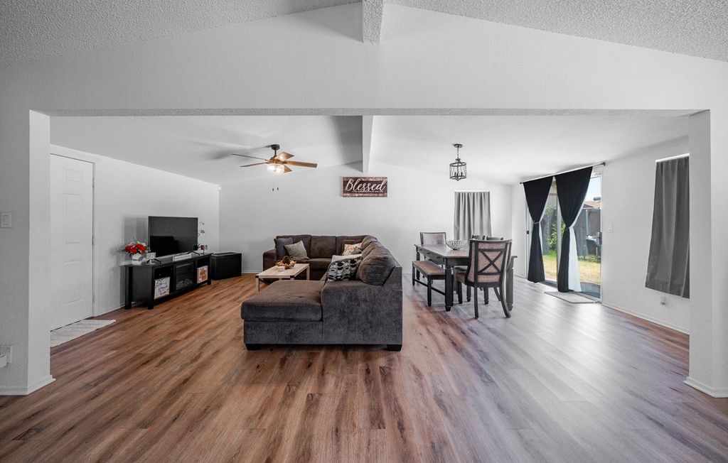 Image 11 of property listing at 2564 Crescent Avenue, Clovis, CA 93612