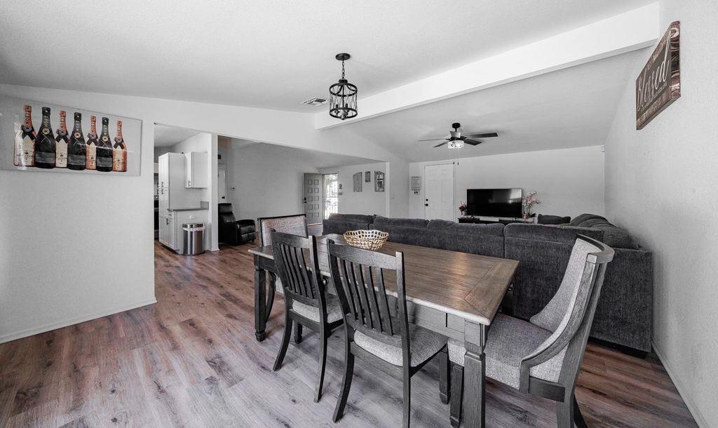 Image 12 of property listing at 2564 Crescent Avenue, Clovis, CA 93612