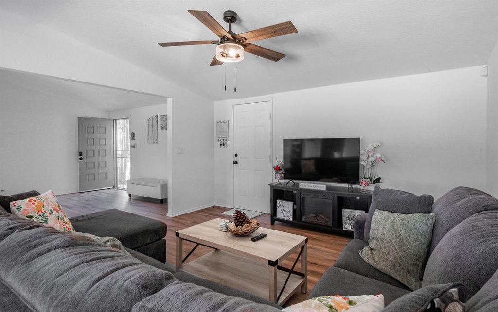 Image 13 of property listing at 2564 Crescent Avenue, Clovis, CA 93612