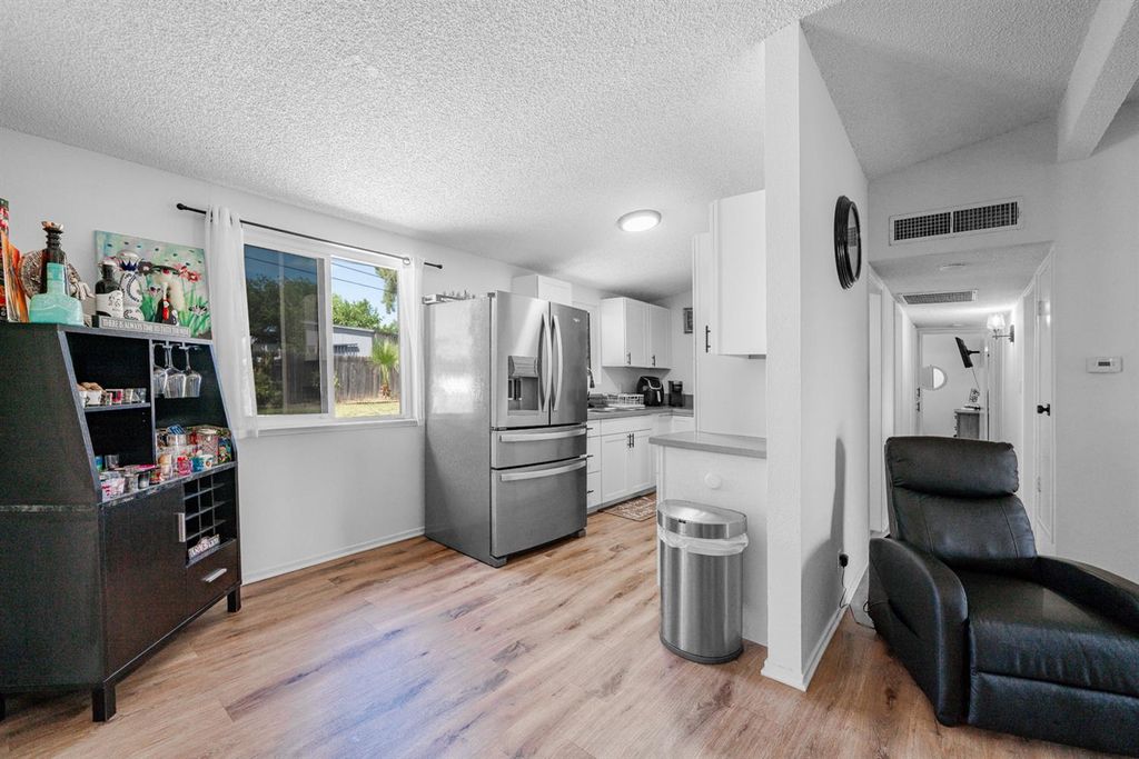 Image 16 of property listing at 2564 Crescent Avenue, Clovis, CA 93612
