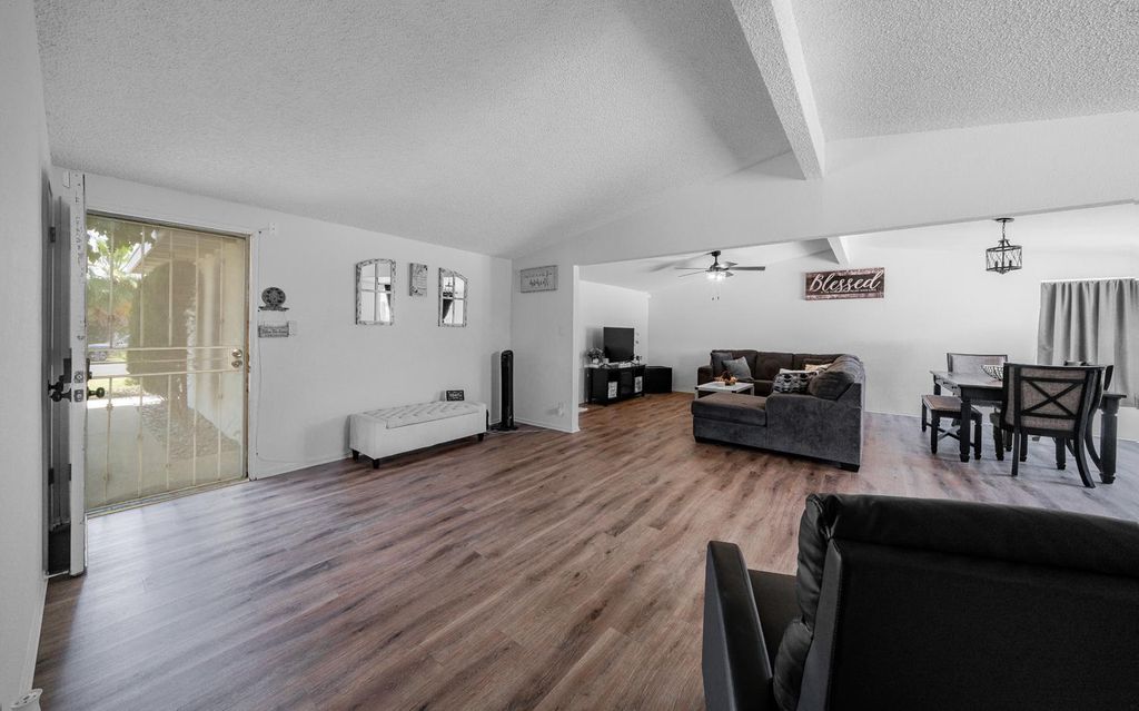 Image 17 of property listing at 2564 Crescent Avenue, Clovis, CA 93612