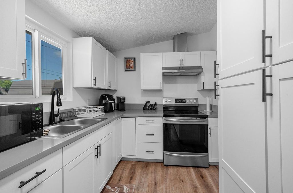 Image 2 of property listing at 2564 Crescent Avenue, Clovis, CA 93612