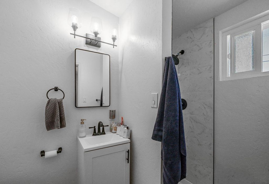Image 21 of property listing at 2564 Crescent Avenue, Clovis, CA 93612