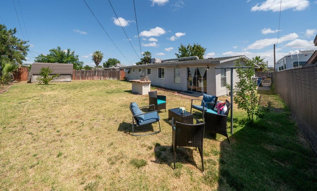 Image 25 of property listing at 2564 Crescent Avenue, Clovis, CA 93612