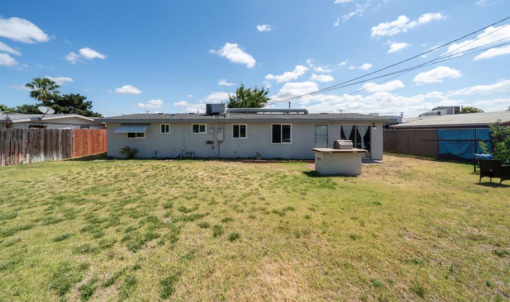 Image 26 of property listing at 2564 Crescent Avenue, Clovis, CA 93612