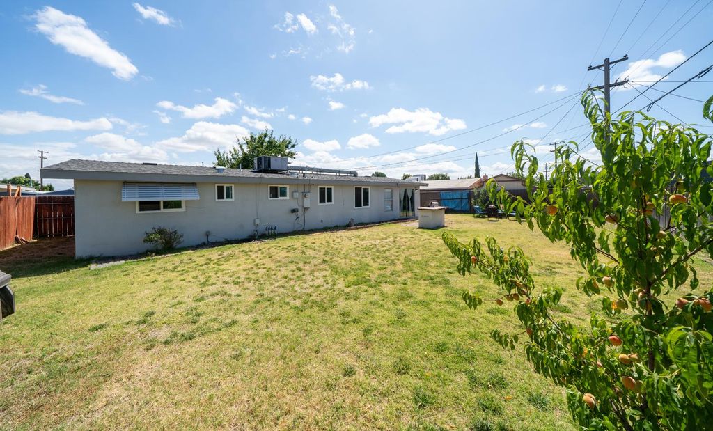 Image 27 of property listing at 2564 Crescent Avenue, Clovis, CA 93612