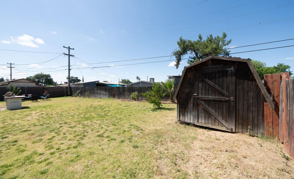 Image 28 of property listing at 2564 Crescent Avenue, Clovis, CA 93612