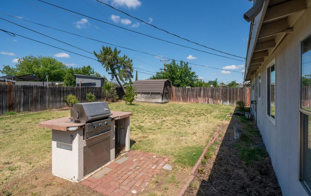 Image 29 of property listing at 2564 Crescent Avenue, Clovis, CA 93612